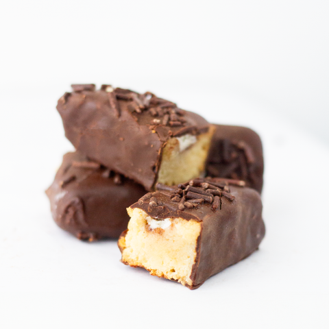 STRAWBERRY JAM & CREAM CAKE BAR COVERED IN CHOCOLATE 110g